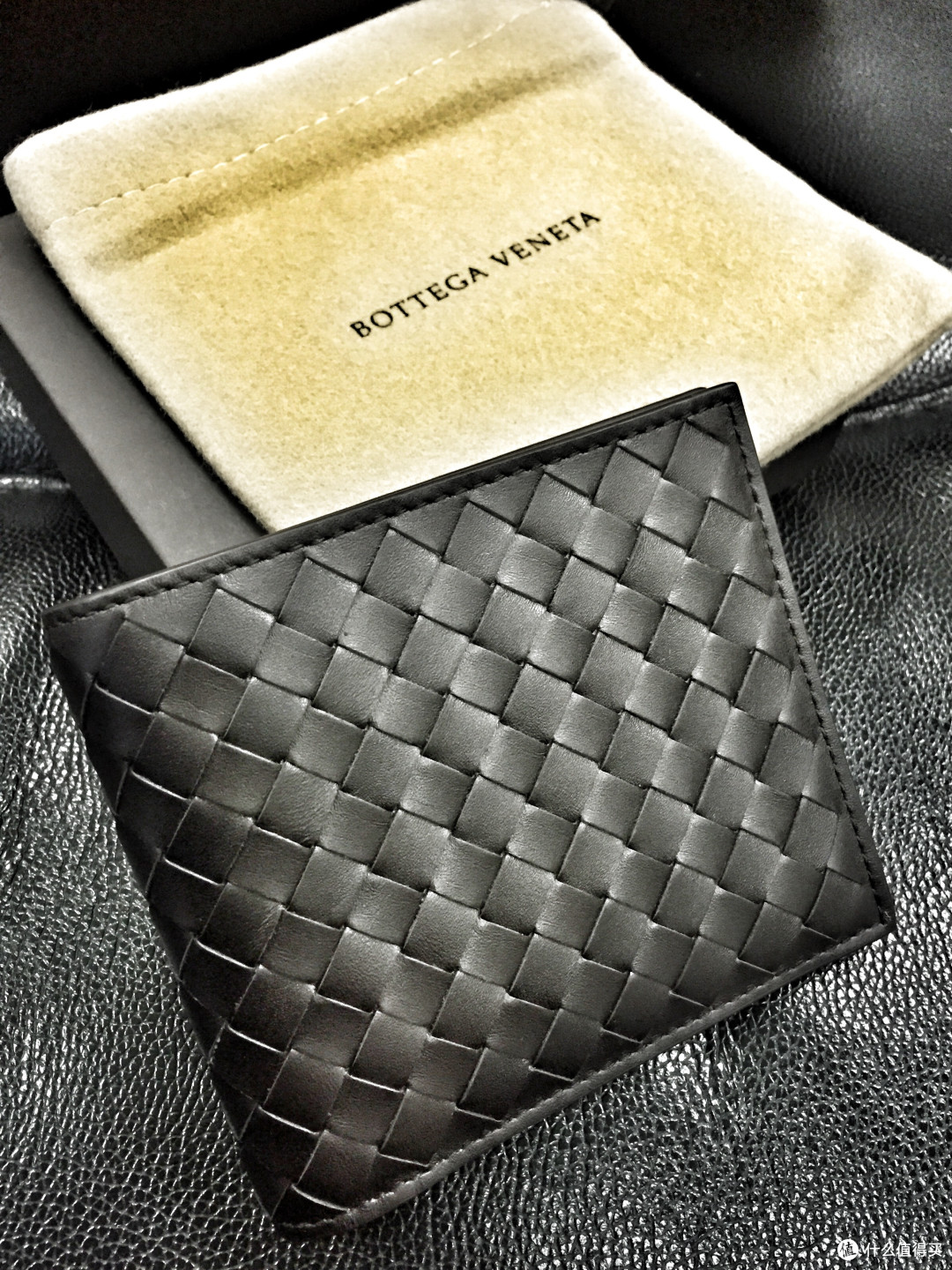 采购计划之外的 Bottega Veneta 深咖啡色编织小牛皮钱包