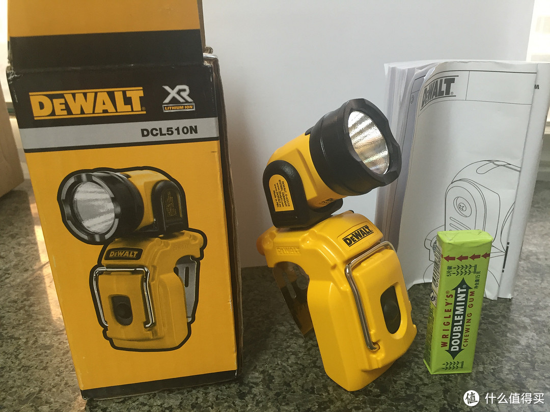 工业风十足的“小黄蜂” — DEWALT 得伟 DCL510工作灯