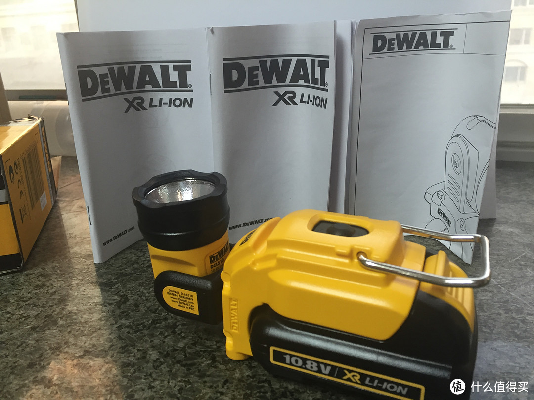 工业风十足的“小黄蜂” — DEWALT 得伟 DCL510工作灯