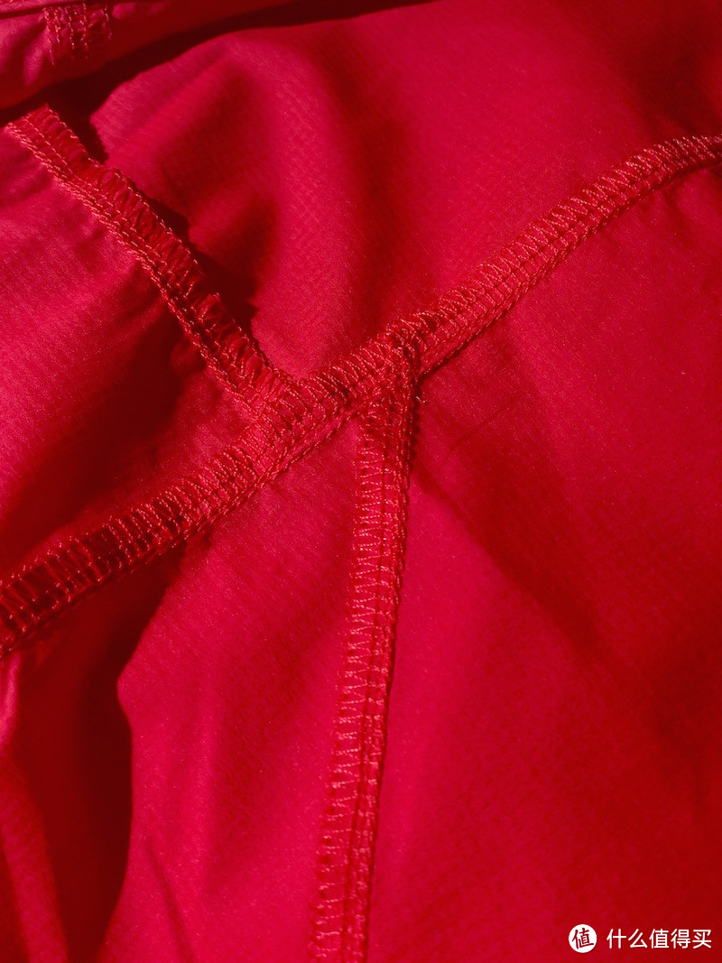 崩坏的审美，红配绿——始祖鸟背包与薄夹克