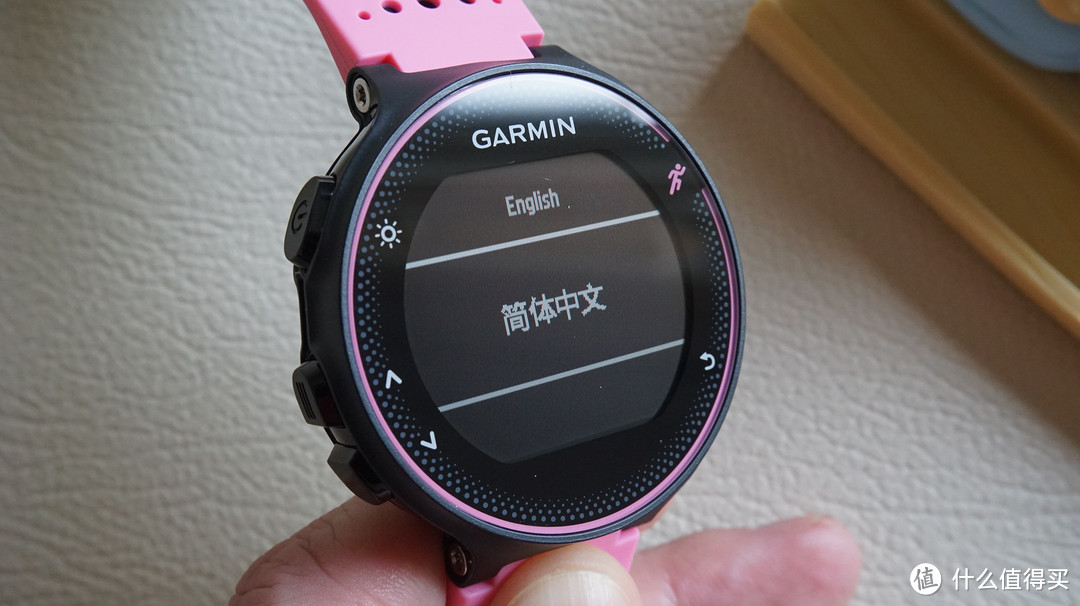 一个糙汉子带着粉色Garmin Forerunner 235在公园跑步是一种什么样的体验