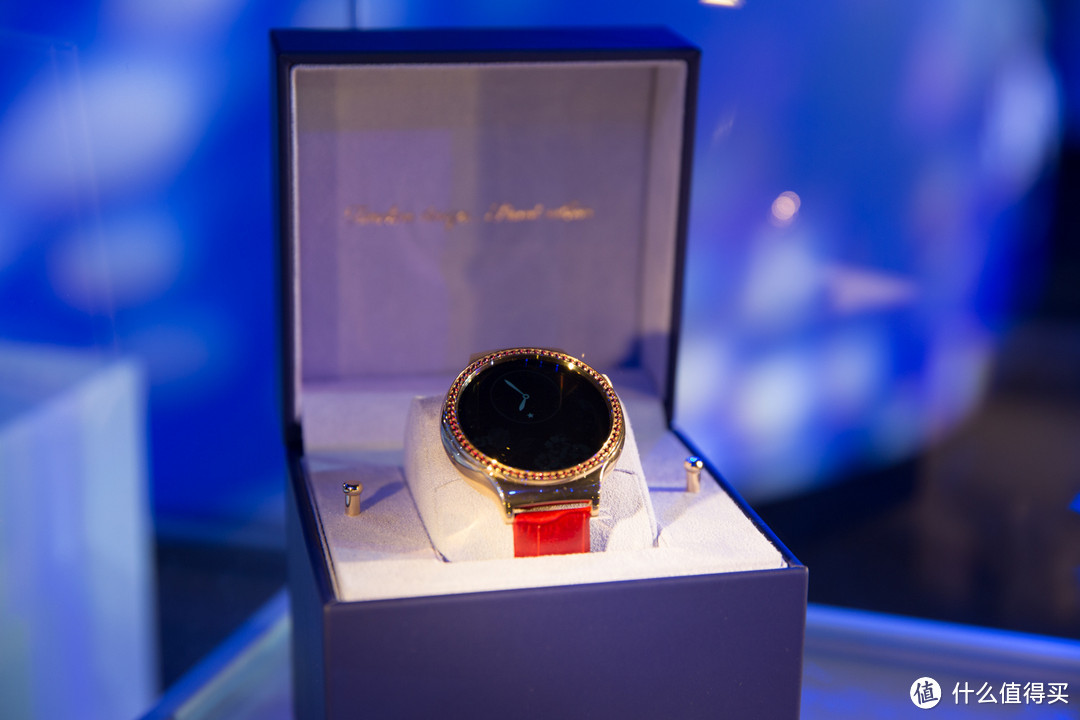 专为女性打造的华丽：华为 推出 HUAWEI WATCH 星月系列 智能手表