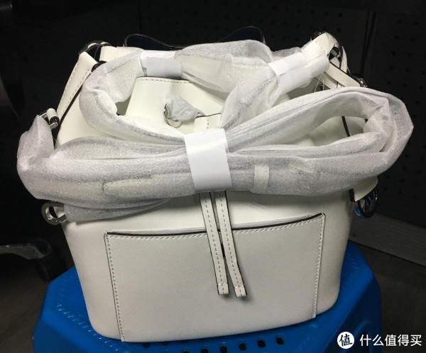 背带和五金件都有好好地包起来