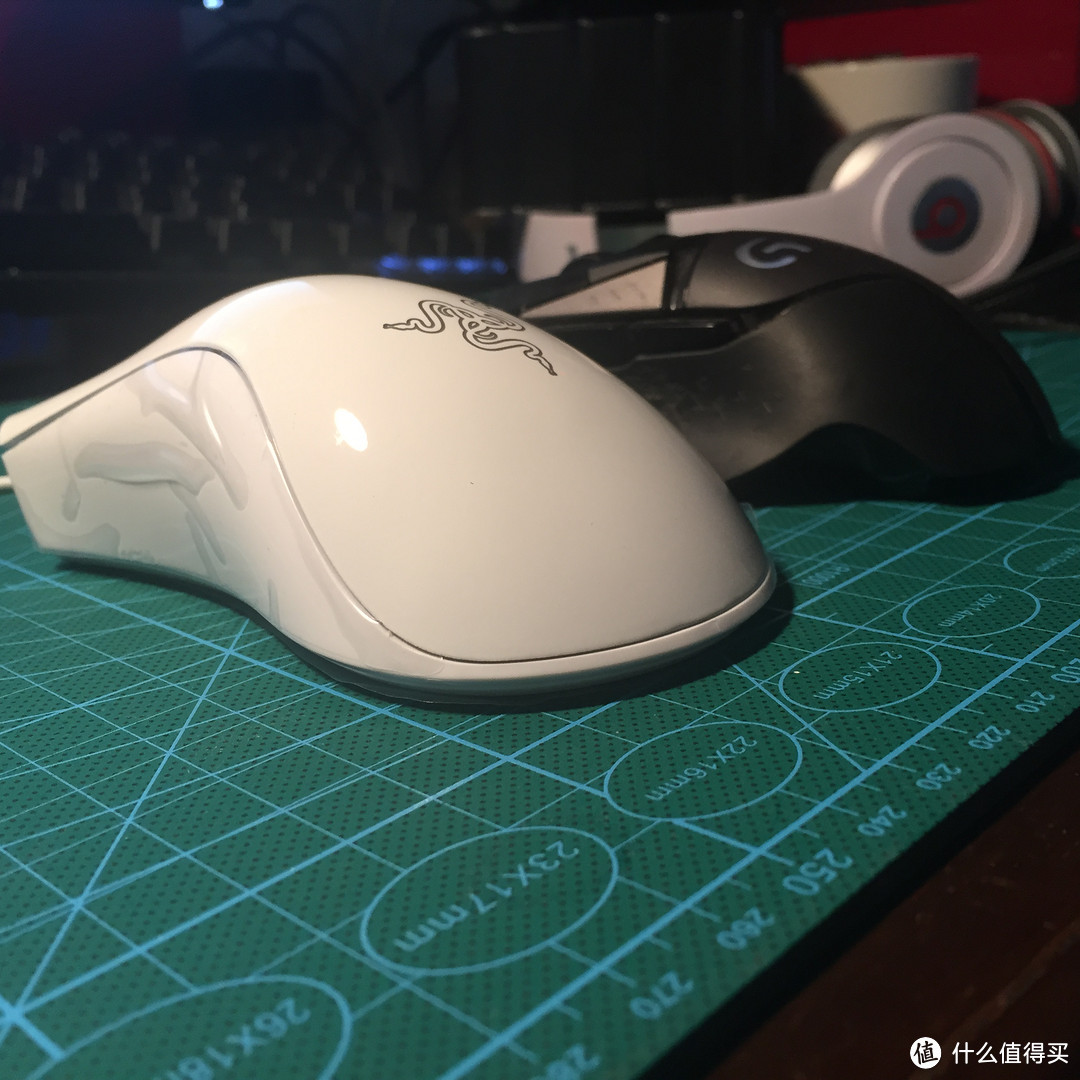 Razer 雷蛇 DeathAdder Chroma 炼狱蝰蛇 白色版 开箱