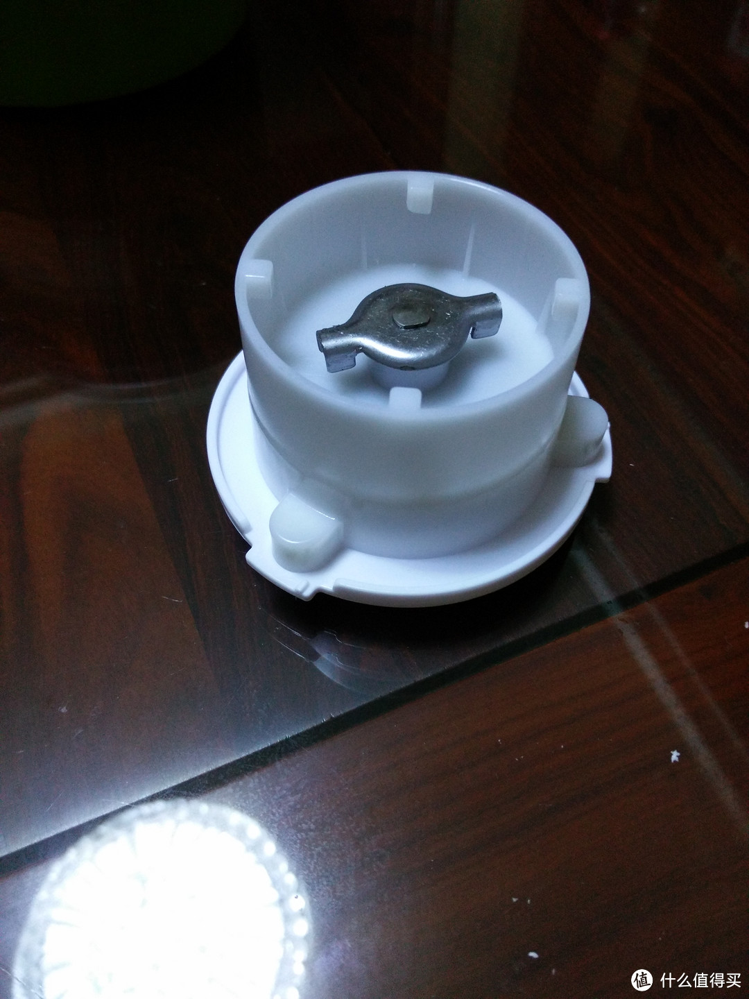接下来是连接雪糕桶和面包机的底座,因为有它,才能完成冰淇淋的搅拌
