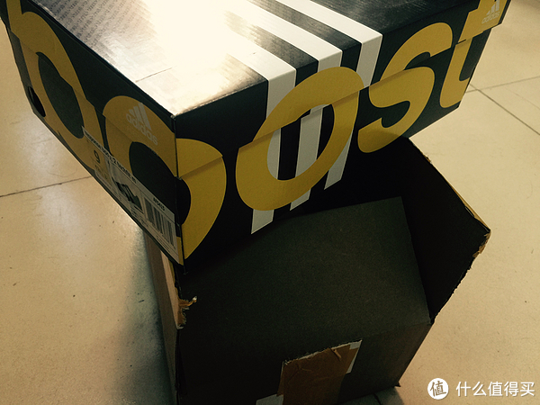 boost的专用鞋盒,看起来比普通的三叶草鞋盒霸气很多