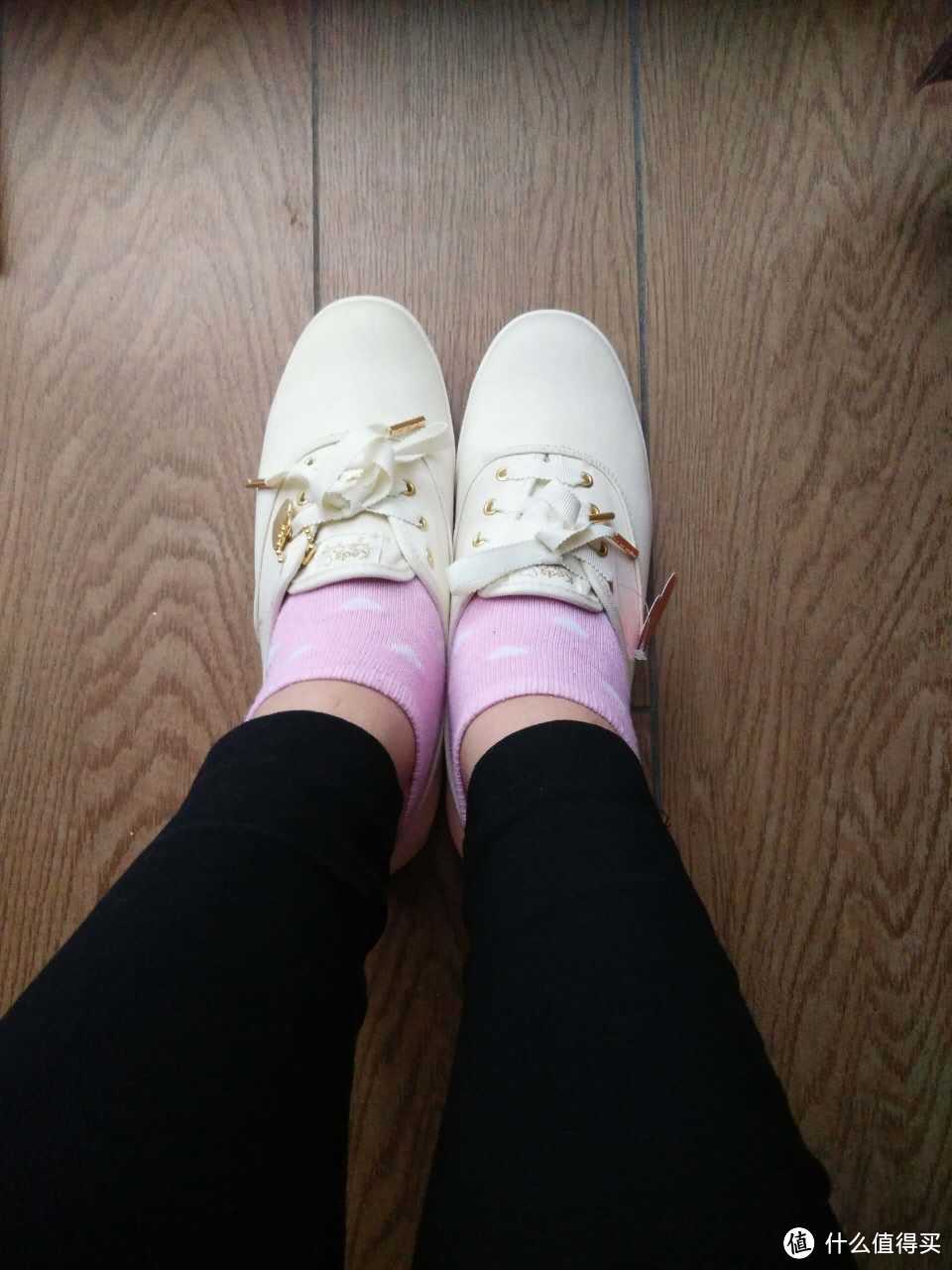 上脚图来啦请忽略后面乱入的蒸笼,鞋后面还有霉霉的生日,忘记拍了