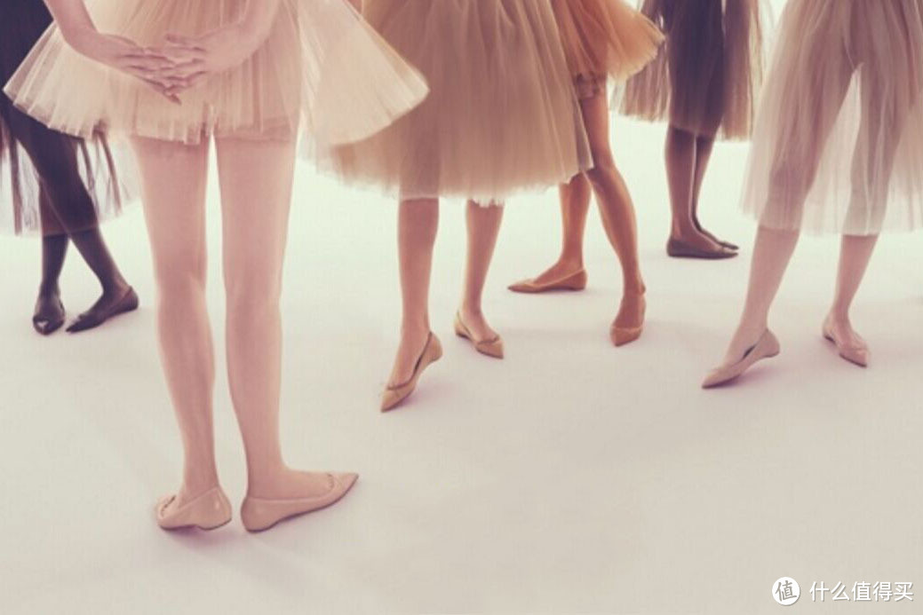 与肤色融为一体：CHRISTIAN LOUBOUTIN 推出 Nude Collection 系列鞋款