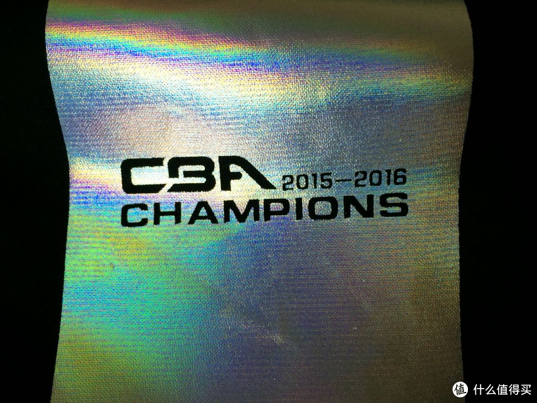 另一侧袖子上写着2015-16赛季CBA总冠军
