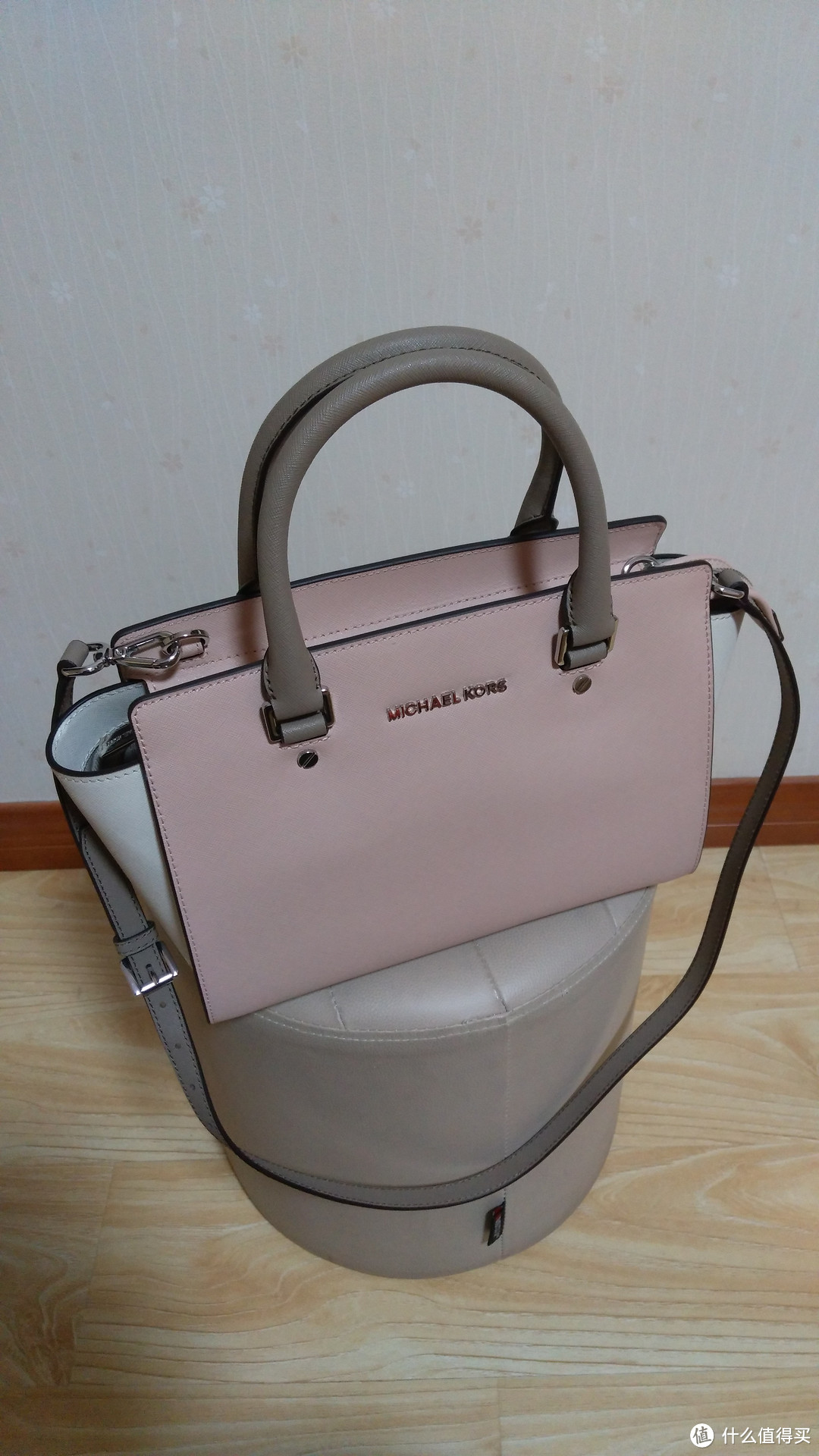 轻车熟路：梅西百货 MICHAEL KORS Selma 中号粉白相拼女包