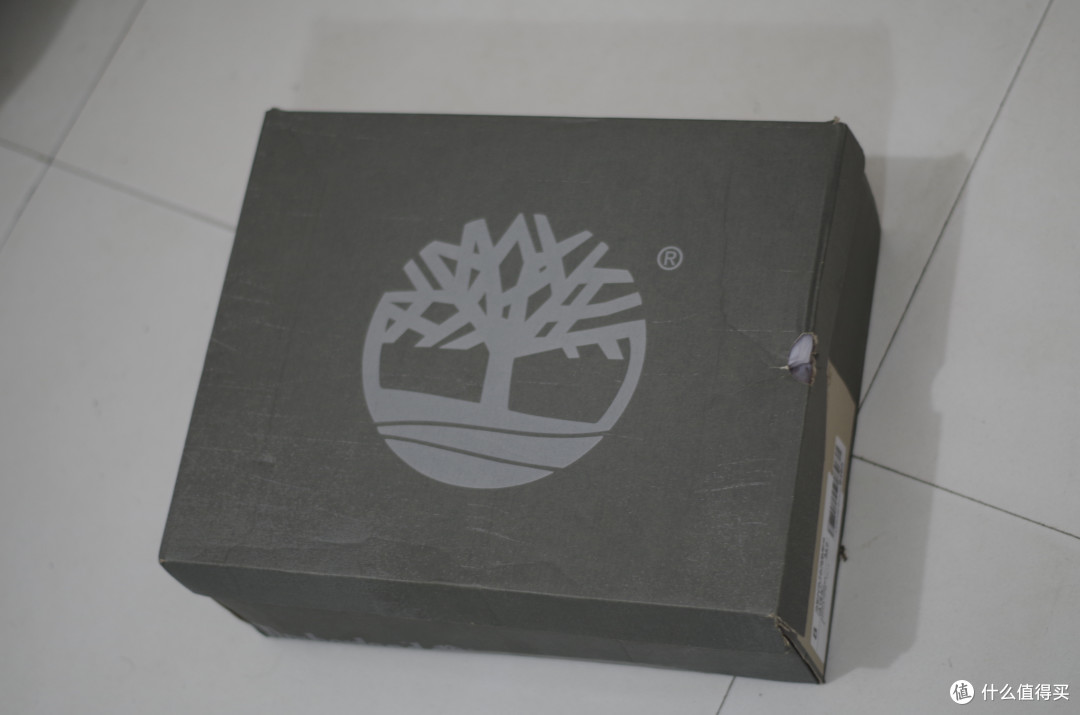 箱子外面是个塑料袋子,在办公室已经撕掉。好在盒子变形不大 箱子外面是个塑料袋子,在办公室已经撕掉。好在盒子变形不大