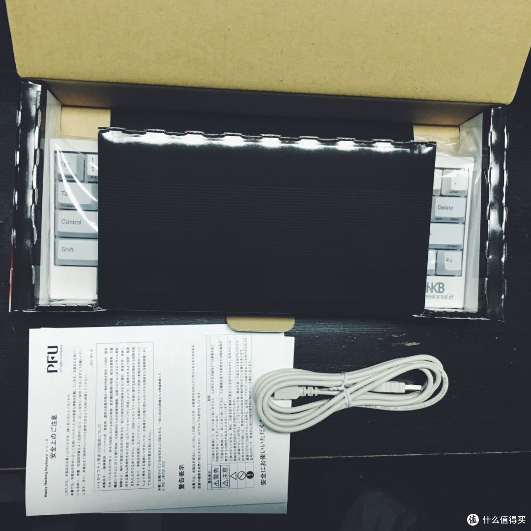 这个黑纸壳盖是与键盘高度一致倾斜的,用于保护 这个黑纸壳盖是与键盘高度一致倾斜的,用于保护