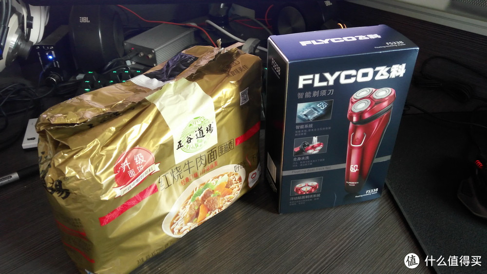 玩完游戏就去刮胡子：FLYCO 飞科 FS338 水洗电动剃须刀 开箱