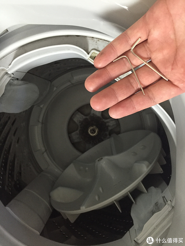 "中轴"是整个洗衣机里面最紧实的部件,拆起来有些费力,由于洗衣桶会