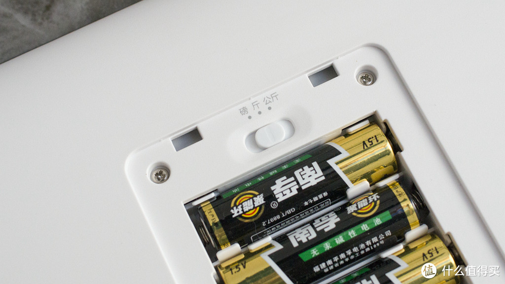 背面做的很圆润,四个垫脚比较大,电池仓盖子也显得特别大.