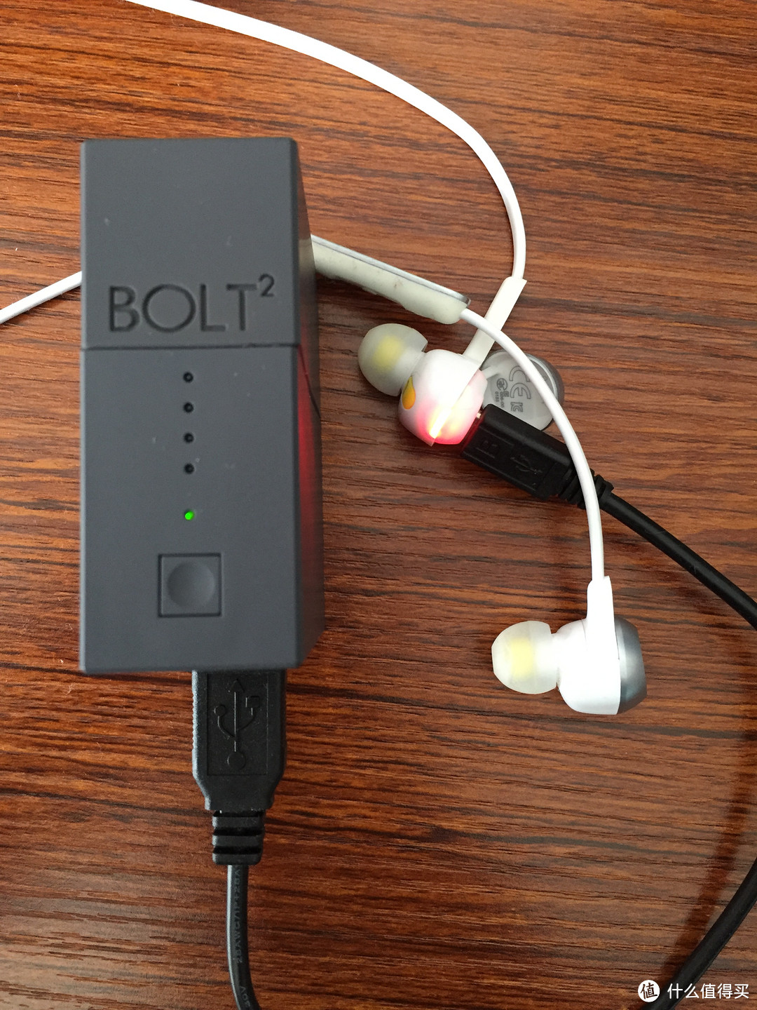 精湛工艺直插式充电宝——Fluxmob Bolt 2