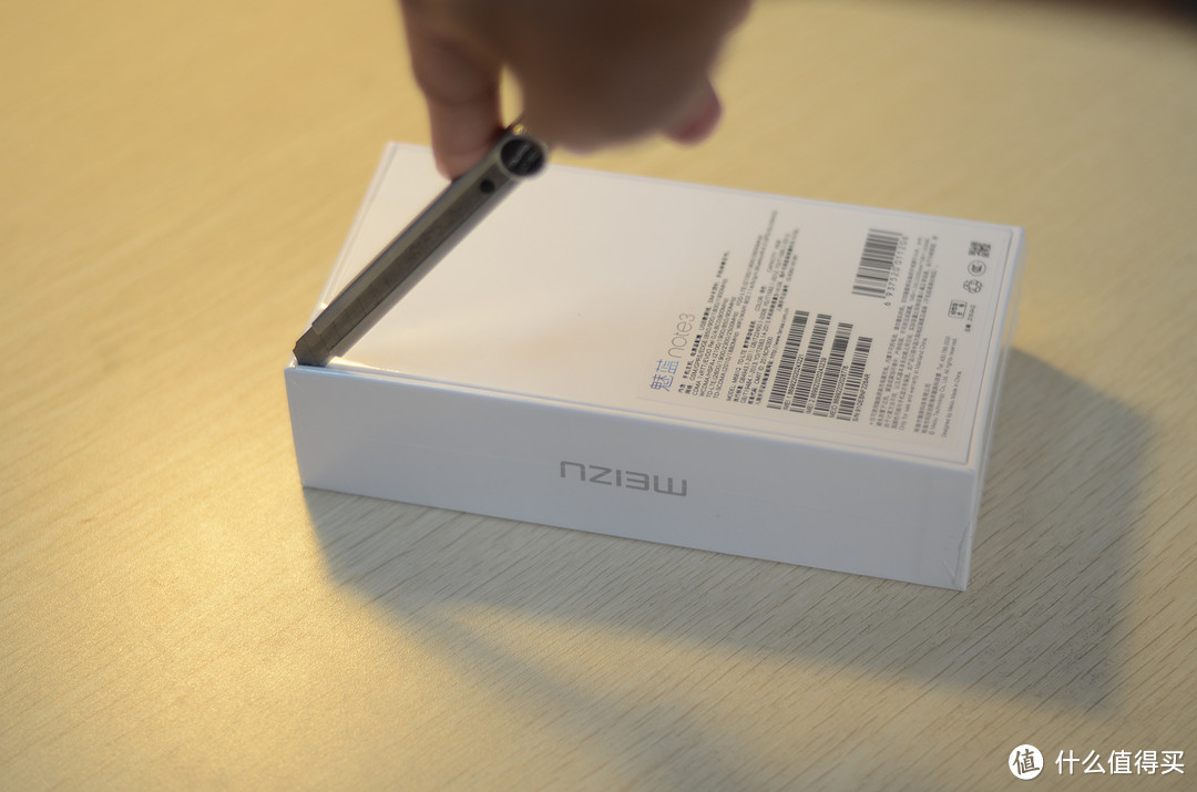 #本站首晒# 谁说旗舰机才有2.5D？MEIZU 魅族 魅蓝 Note3 银白色 开箱