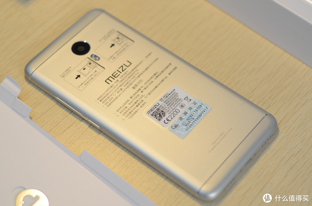 #本站首晒# 谁说旗舰机才有2.5D？MEIZU 魅族 魅蓝 Note3 银白色 开箱