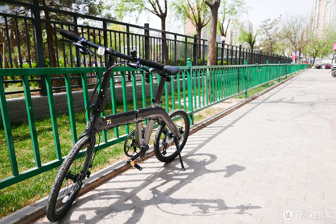 #本站首晒# 年轻人的小车说丢就丢：700 Bike 银河折叠车细节晒