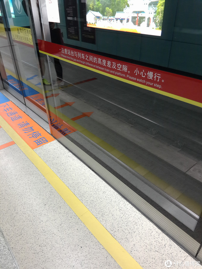 不少地铁站在站台都会有黄线,提醒乘客不要靠近