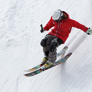 专题：雪季正酣，如何打造炫酷滑雪范儿 —— 滑雪服饰篇