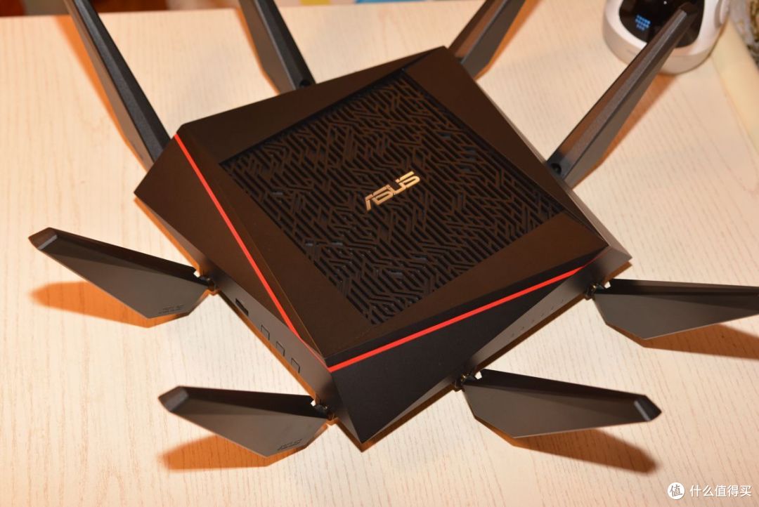 ▼华硕rt-ac5300不单单是硬件参数高端,它夸张的8天线造型,也让人过目