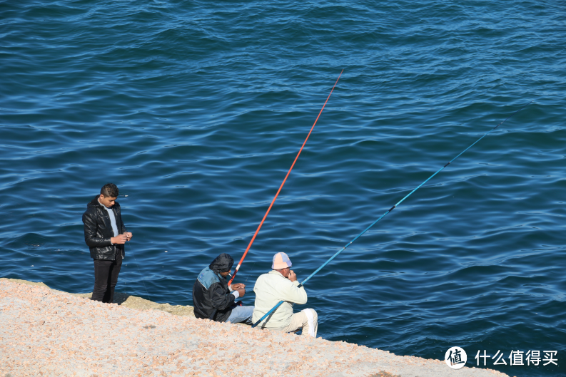 宁静的午后，宁静的地中海边，安静的钓鱼人