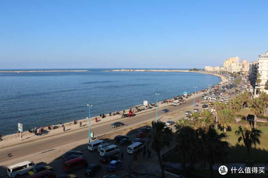 白天的地中海海滨大道