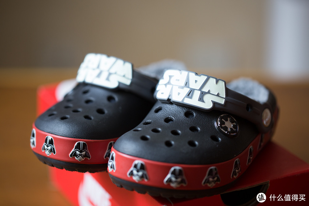 小蜈蚣养成记之--crocs 卡骆驰 CB Darth Vader Lined 男童洞洞鞋