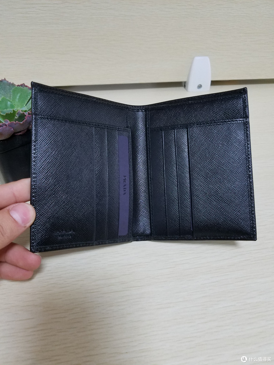 伪清新骚年买包记:PRADA 2M0010 SAFFIANO NERO 男士短款钱夹
