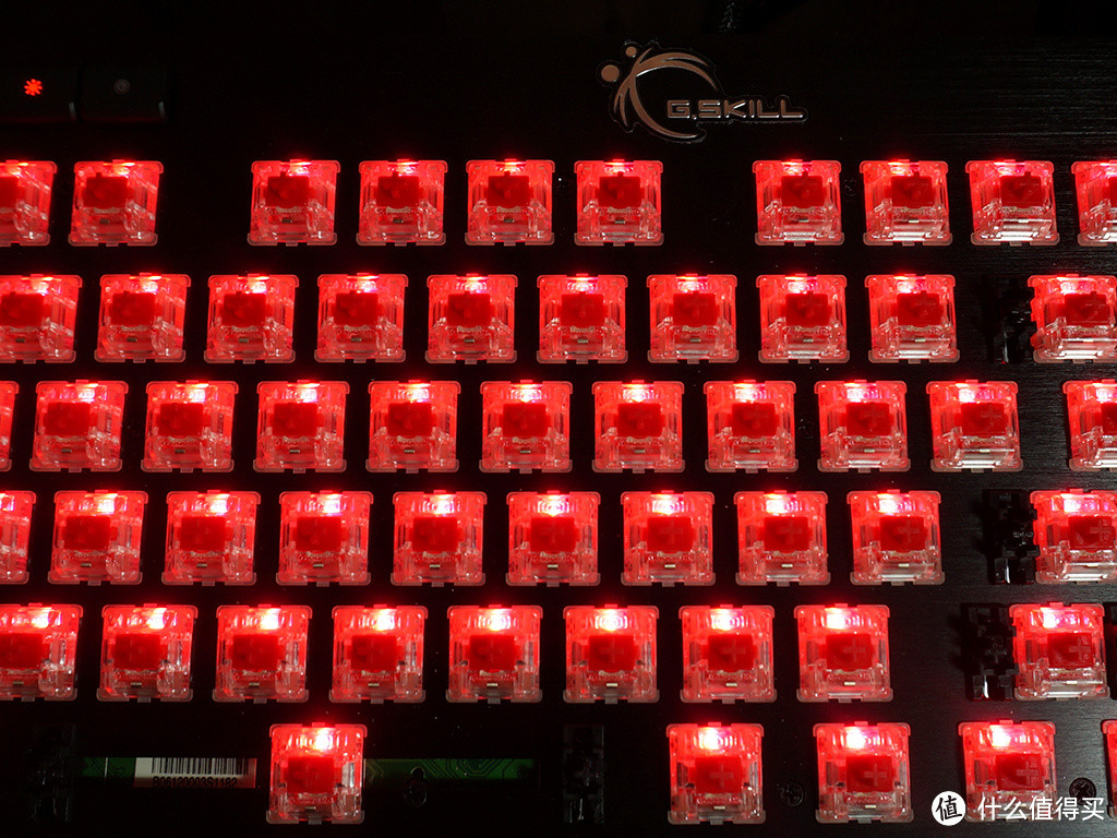 硬派炫目风：G.SKILL 芝奇 RIPJAWS KM780 RGB 体验