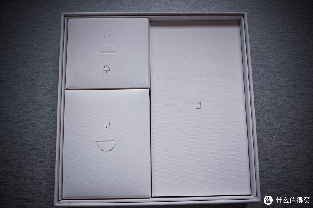 配件盒，左上是充电线和耳机，左下是充电器，右边是简易说明