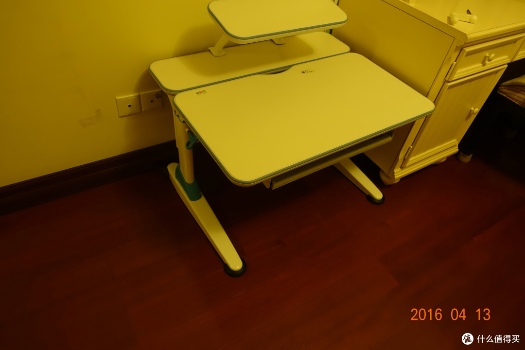 心想事成:小哼唧童学习桌椅套装众测