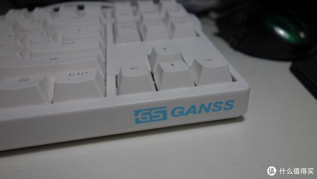 廉价的樱桃轴入门级机械键盘：高斯GANSS G.S - 87 LED背光 青轴机械键盘