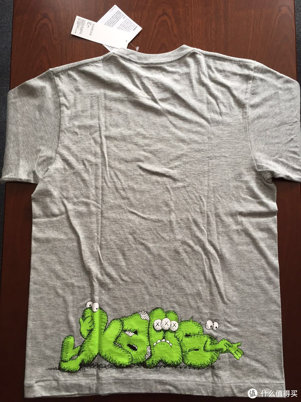 UNIQLO X KAWS 联名 T-Shirt 火热开箱