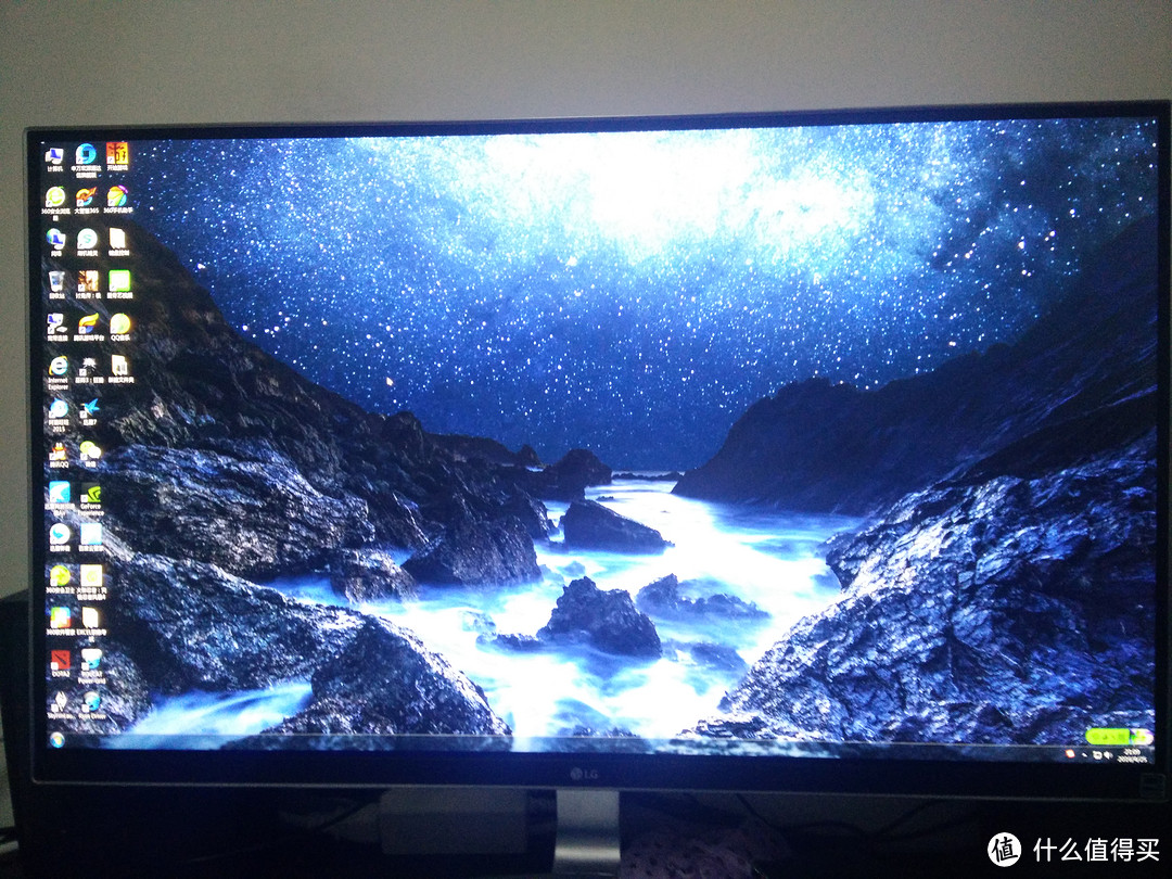 4K显示器入手 LG 27UD68-W 背光夜景显示器