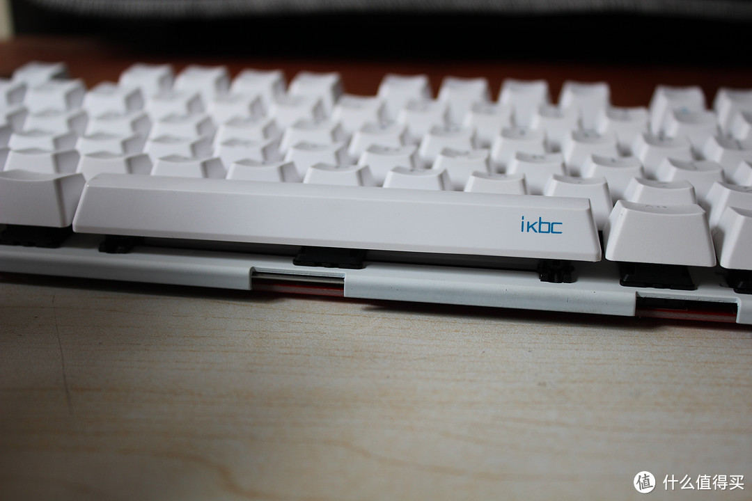 进阶的IKBC G104白色红轴键盘改冰蓝灯记