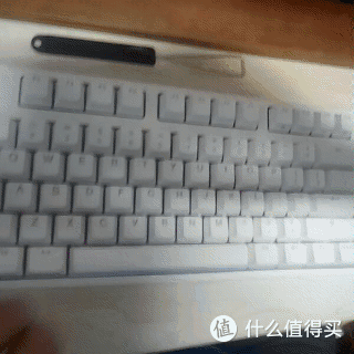 进阶的IKBC G104白色红轴键盘改冰蓝灯记