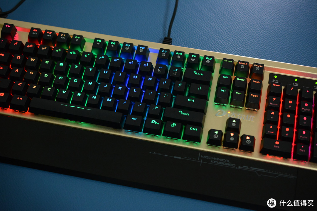有模有样有RGB ——达尔优 核金师 幻彩背光机械游戏键盘