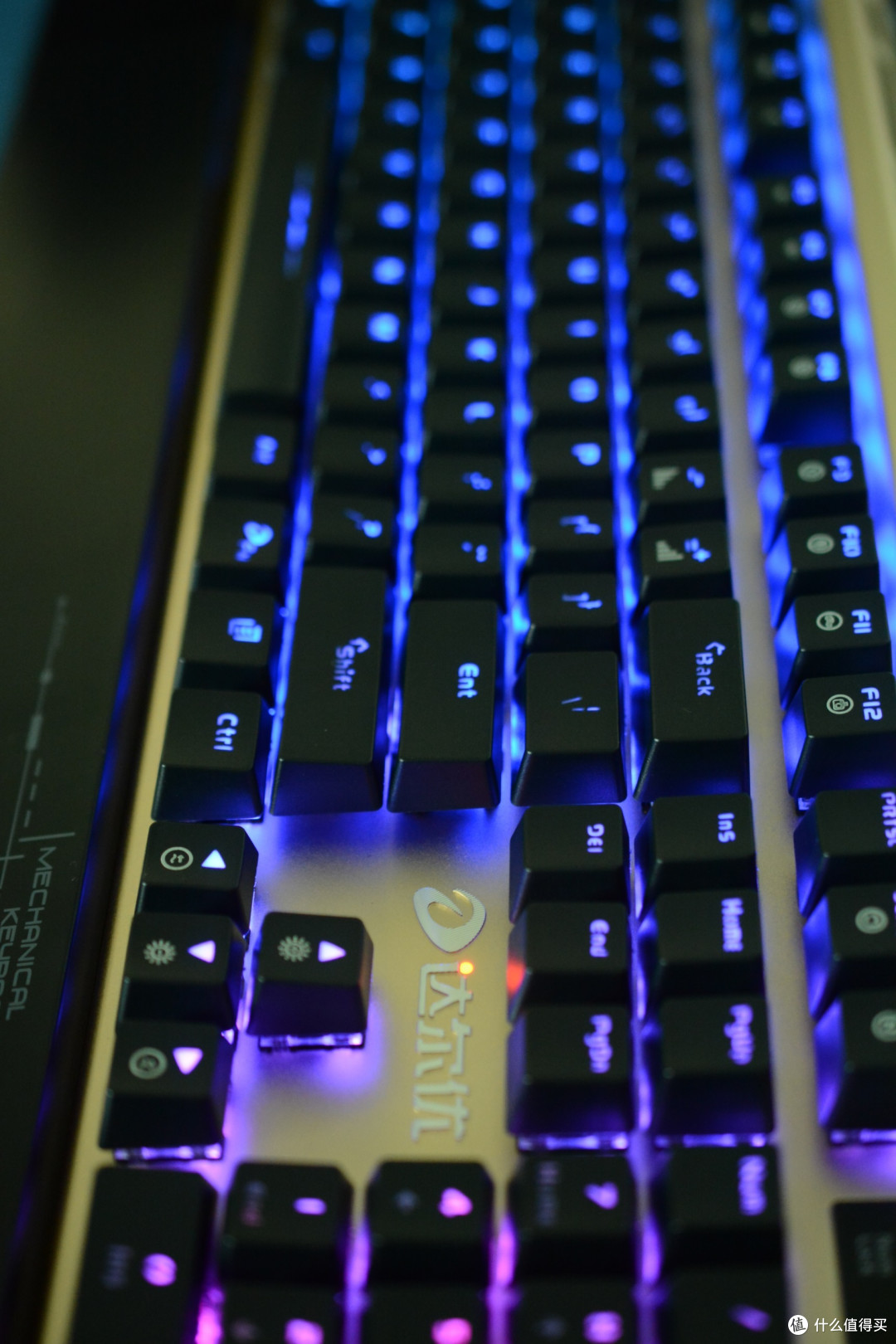有模有样有RGB ——达尔优 核金师 幻彩背光机械游戏键盘