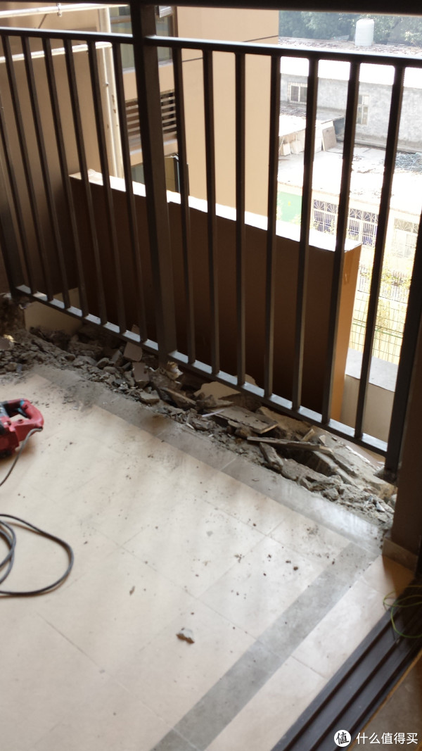 栏杆在外推的时候,我特意强调要师傅把栏杆尽量往外装,反坎的内侧留着