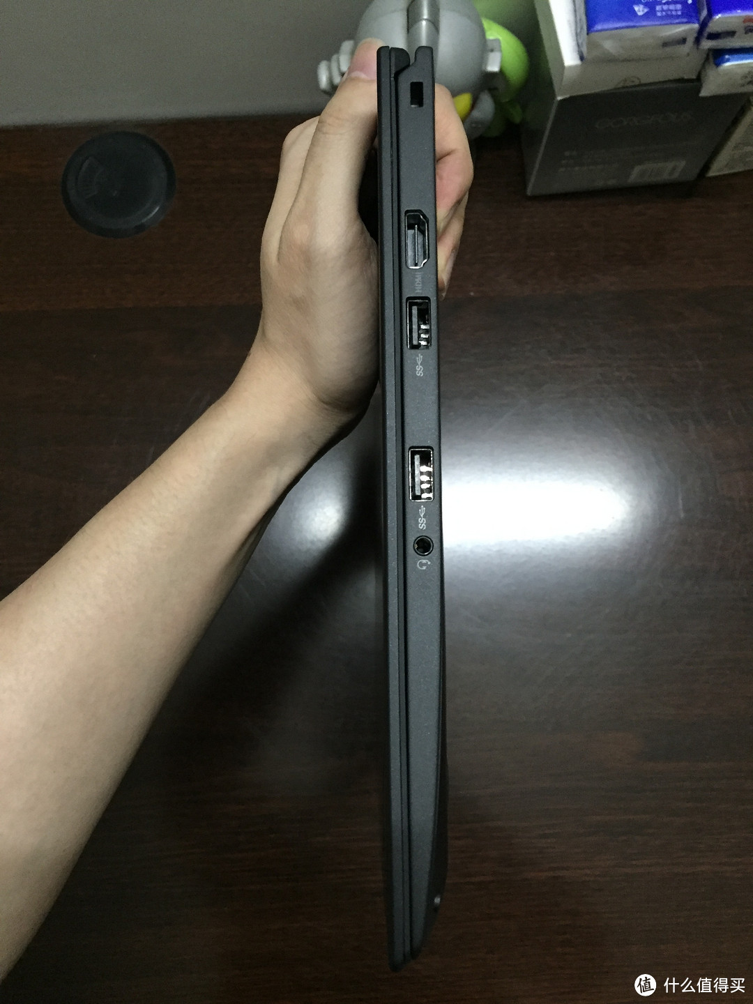 联想 ThinkPad X1 Carbon笔记本电脑右侧实拍图