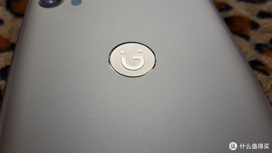 金立S8手机背面logo实拍图