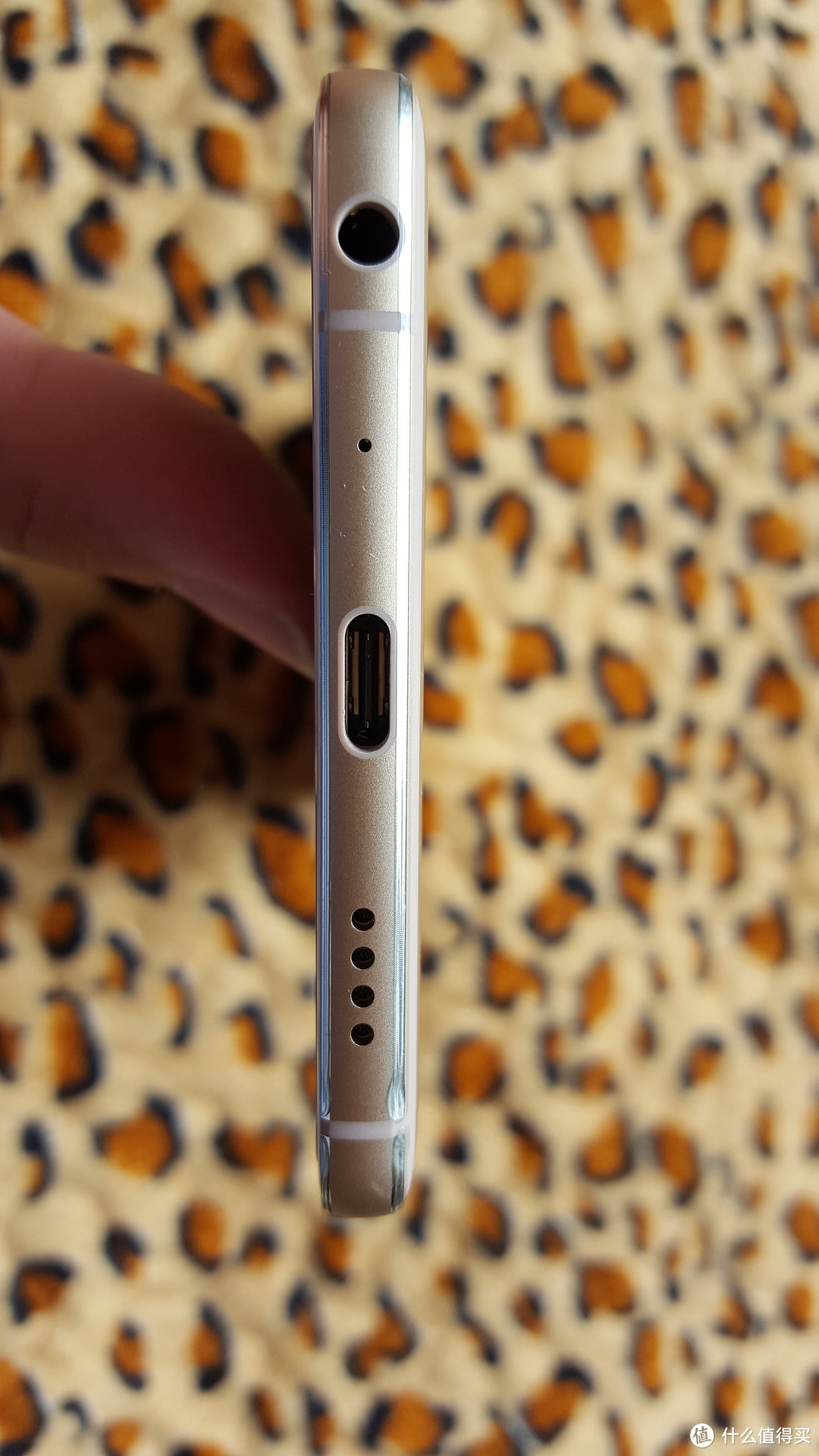 金立S8手机底部端口实拍图
