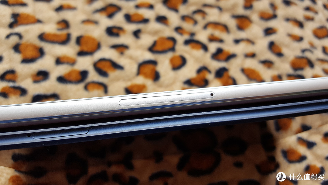 金立S8手机与金立S7手机侧面对比实拍图