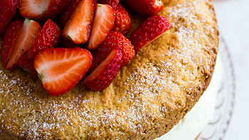 美食美摄-原创食谱 篇五：初夏的味道，草莓柠檬酸奶油酥饼蛋糕 