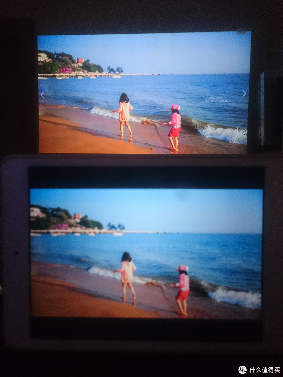 ▲海边的小萝莉。上投影仪，下iPad。