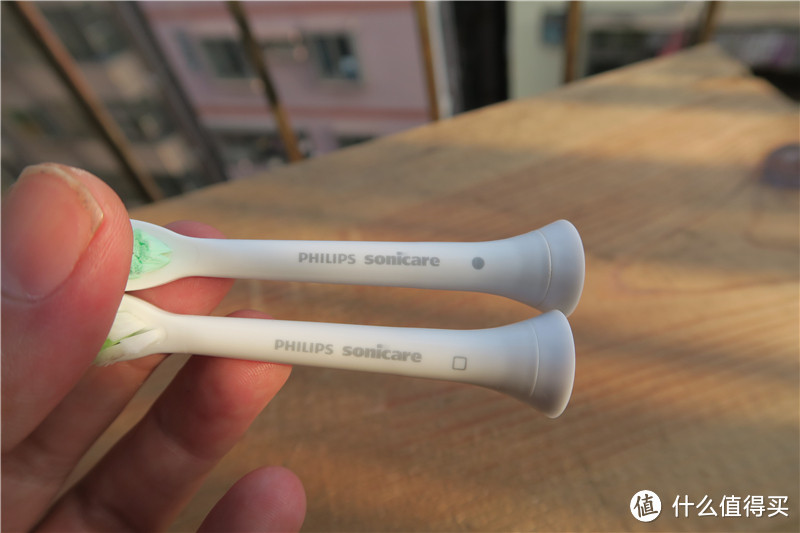 PHILIPS 飞利浦 Sonicare Diamondclean系列 HX6068/26 电动牙刷刷头 和普通刷头的简单对比