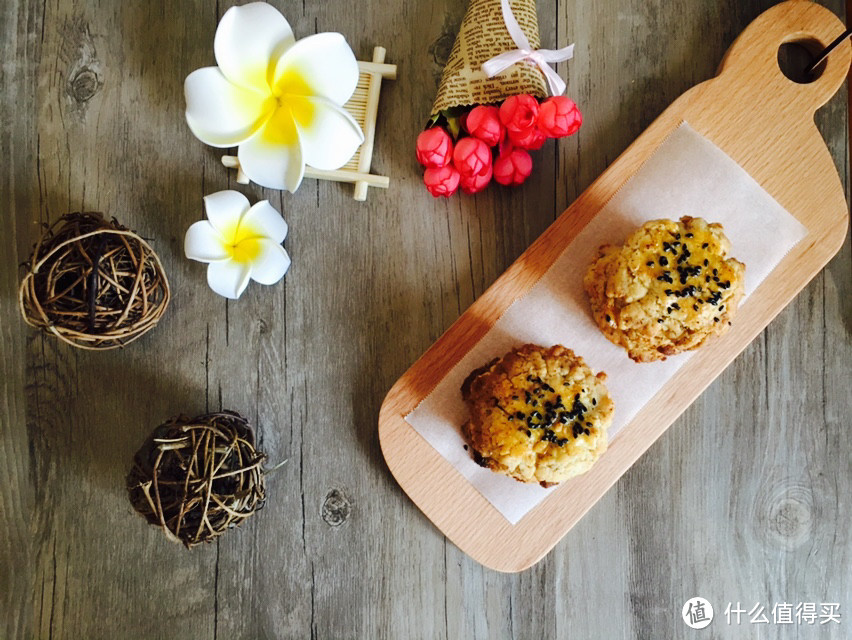 一道传统的中式甜点，酥松的口感配上核桃的香味——中式桃酥
