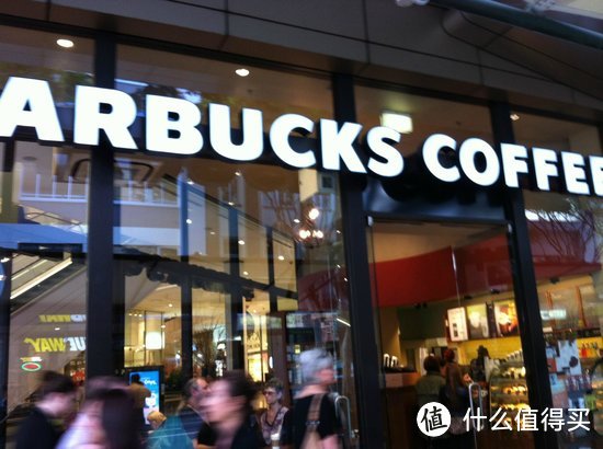 Starbucks门口熙熙攘攘的人流说明了它的定位